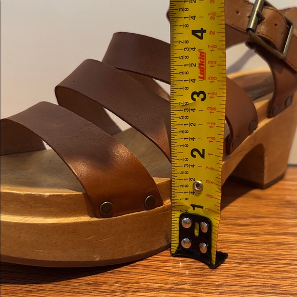 Madewell The Sigrid Strappy Clog Sandals in English Saddle - Picture 15 of 16
